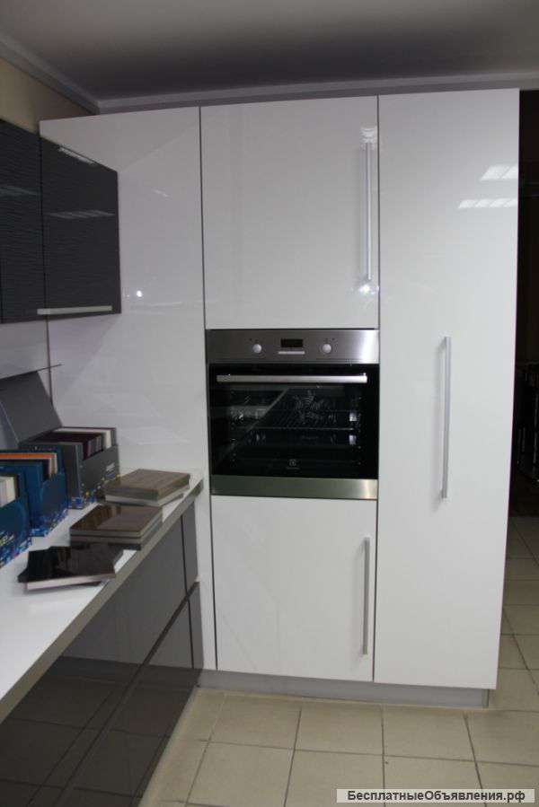 Новый красивый кухонный гарнитур