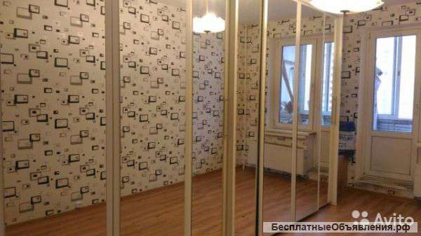 Шкаф-купе белого цвета с зеркалами