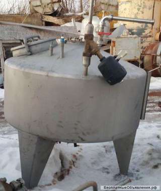 Емкости нержавеющие, объем — 0,7 куб.м., с рубашкой и мешалкой.