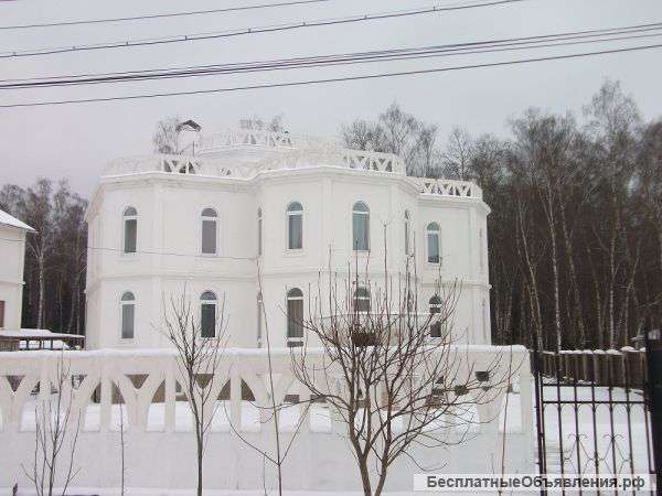 Коттедж с участком