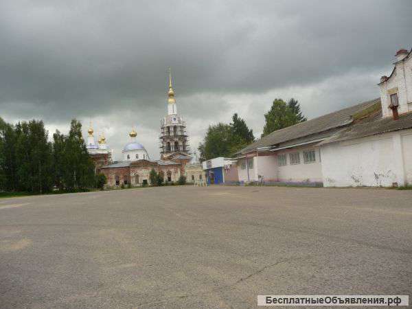 В центре большого села участок