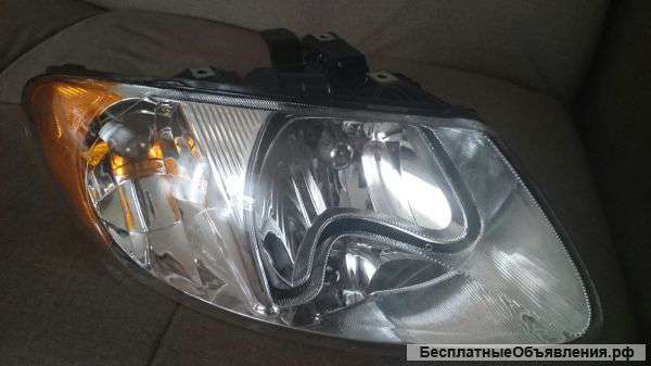 Фару переднюю Крайслер -Додж 2001 г