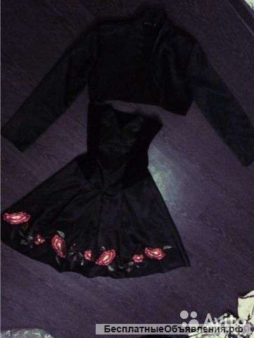 Маленькое черное платье с красными маками