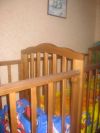 Детская кроватка смаятником, ящиком, матрасом, столиком, бортиками
