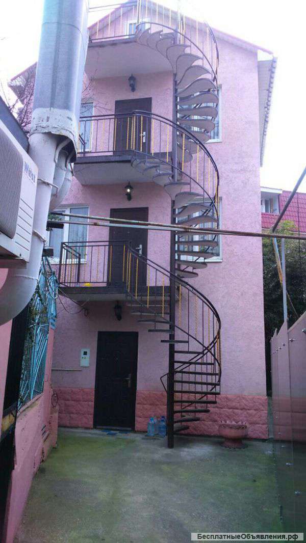 В Крыму город Алушта 3-х этажный коттедж