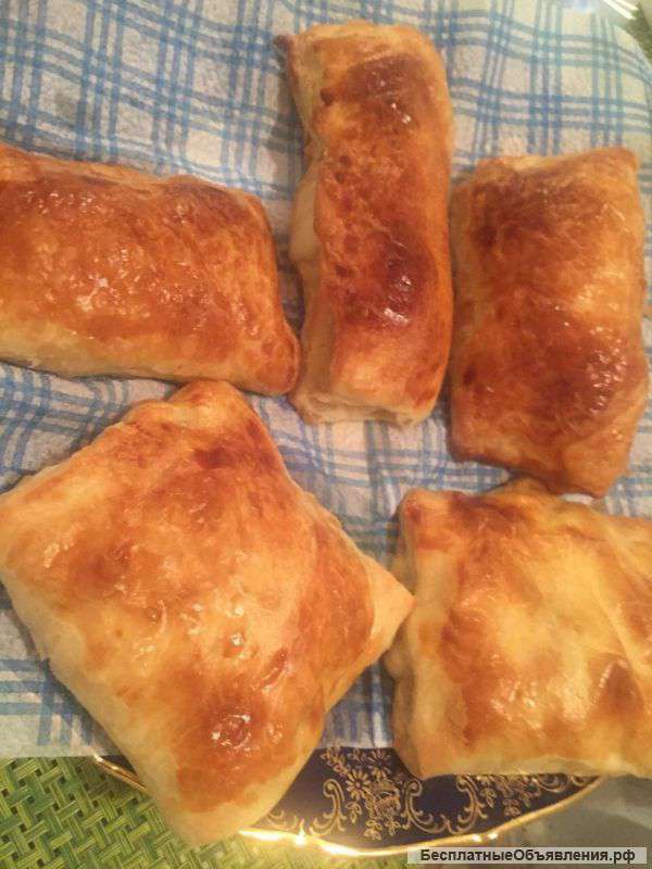 Готовые домашние слойки с плавленым сыром