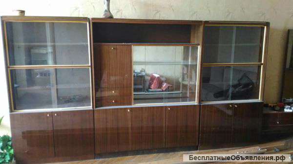 Отдам сервант и комод