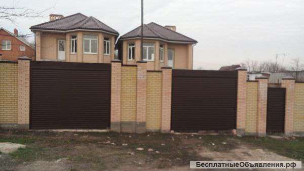 Кирпичный дoм( слева и справа)