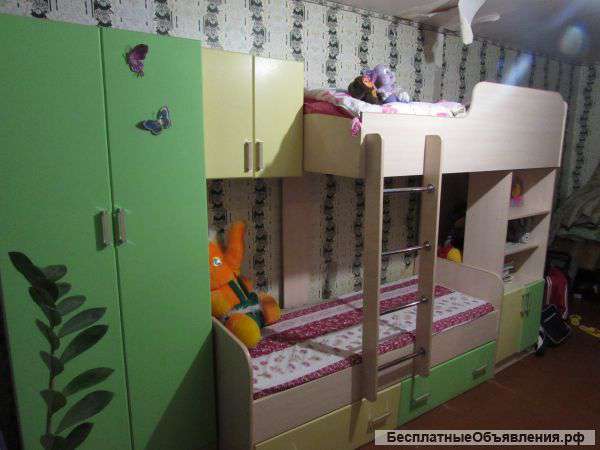 Детскую мебель в комплекте (2-х этажная кровать, шкаф для одежды, книг, игрушек