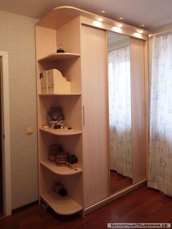 Трехдверный шкаф-купе с подсветкой