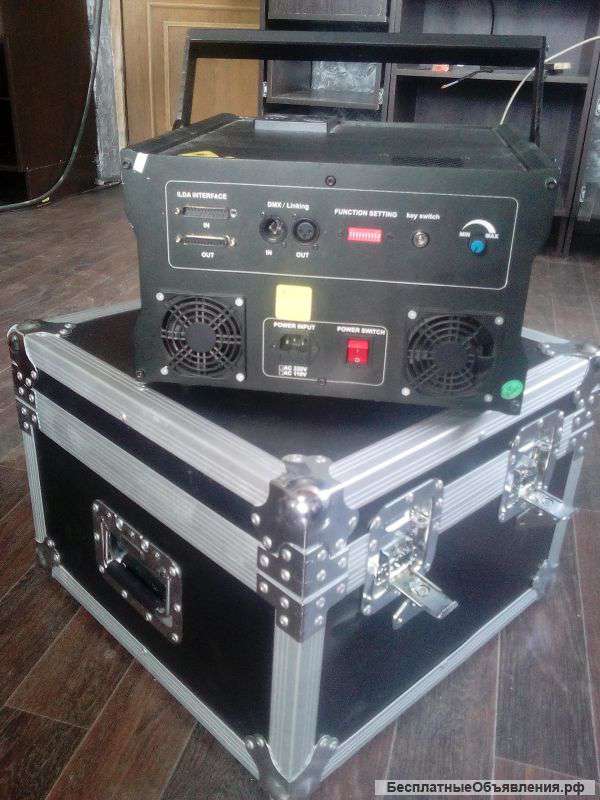 Лазерный проектор и дым машину