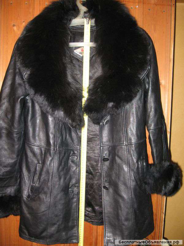 Кожанная куртка с шикарныйм воротником Италия Размер: 44–46 (M)