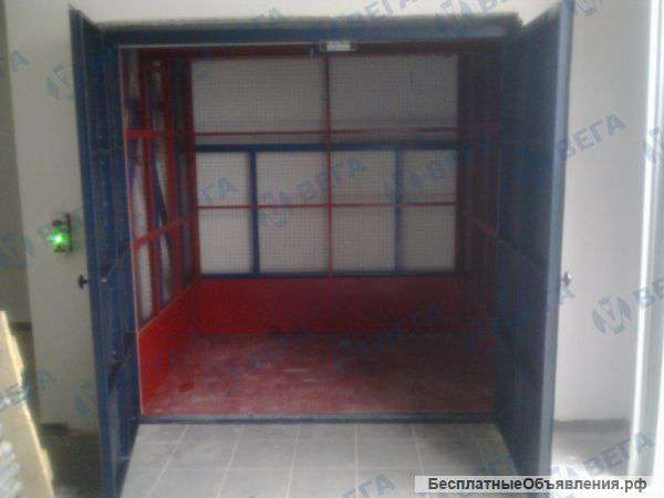 Грузовой подъемник в металлической шахте