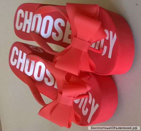 Шлепки на платформе