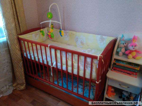 Детскую кроватку с матрасом и постельным