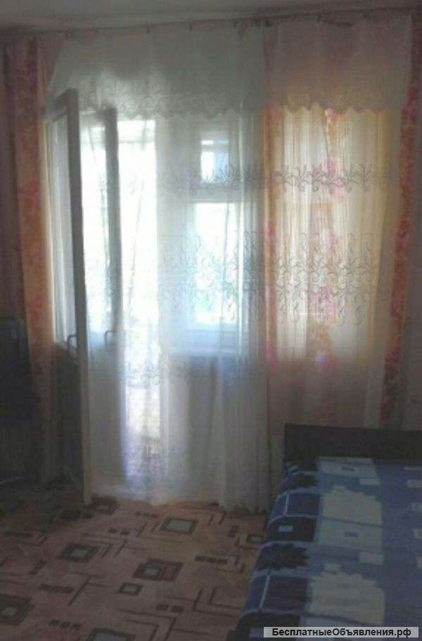 В Кропоткине по ул. Красной 2-комнатная квартира 43 кв.м., 3/5