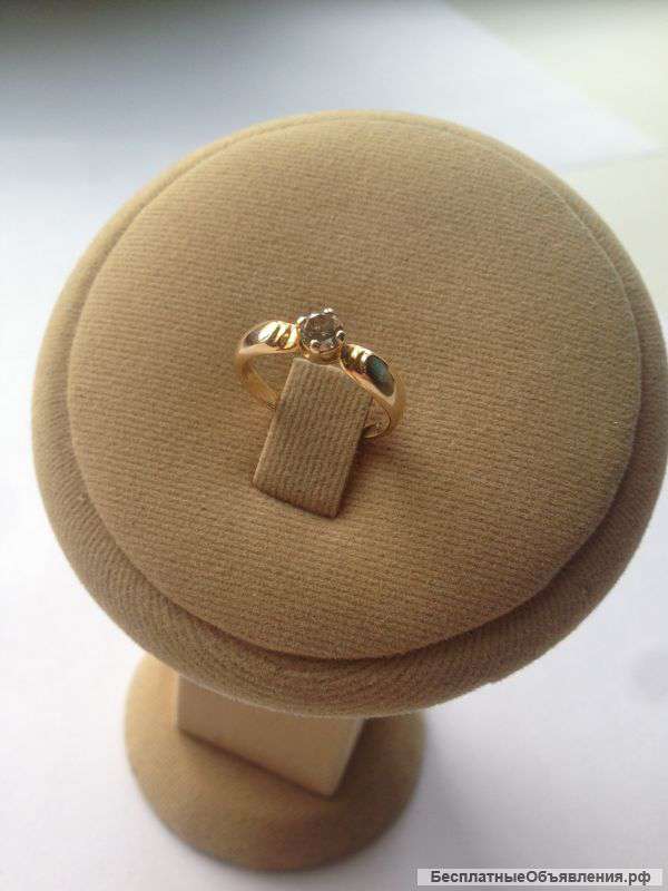 Золотое кольцо с бриллиантом