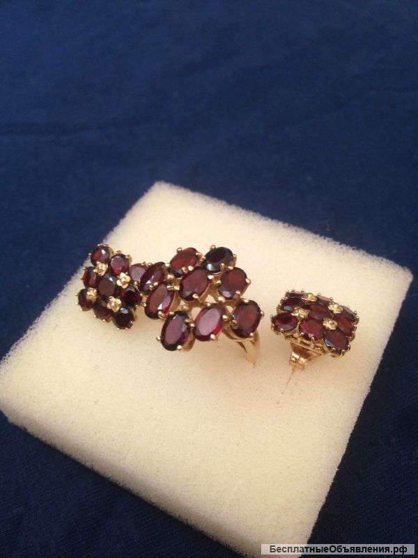 Золотые серьги и кольцо в комплекте