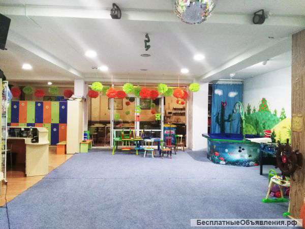 Детская игровая комната с кафетерием и лабиринтом