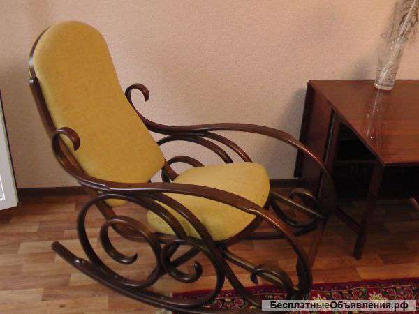 Красивое кресло-качалку из дерева