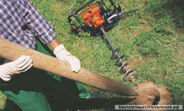 Бурение ям под столбы (ручной бензобур)