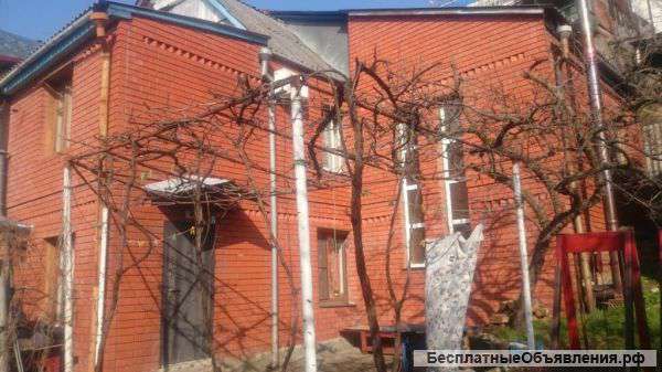 Часть 2-х этажного дома в центре города Туапсе по ул. Рабфаковская