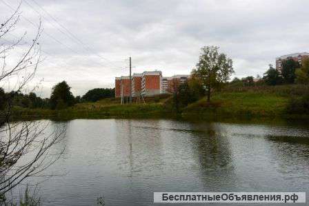 Новостройка рядом с МКАДом и на берегу пруда