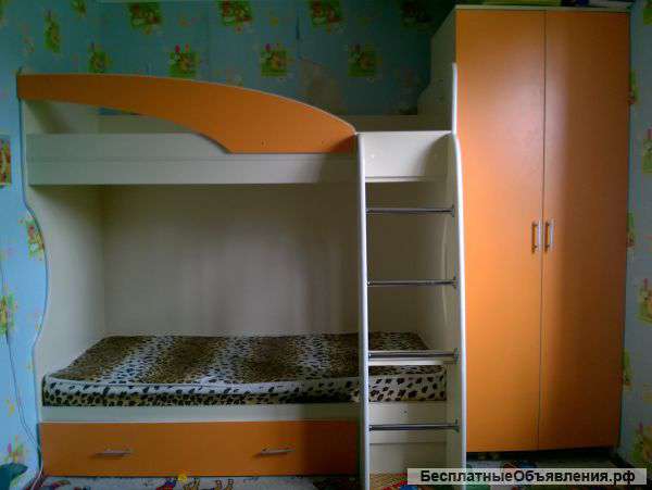 Двухъярусная кровать и комбинированный шкаф