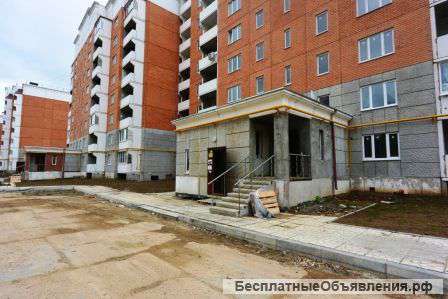 Новостройка вблизи МКАДа и на берегу пруда