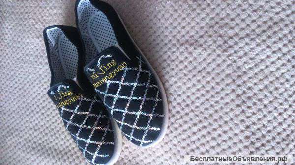 Новые туфли со стразами