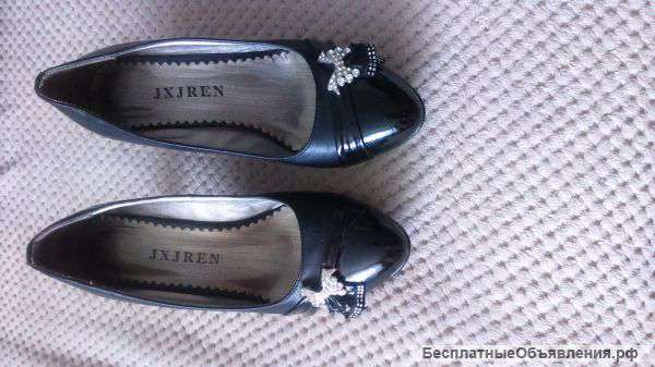 Новые лакированные туфли