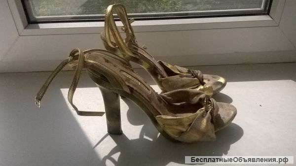 Босоножки на каблуке