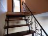 Качественная металлическая лестница межэтажная, перила с элементами художественного литья