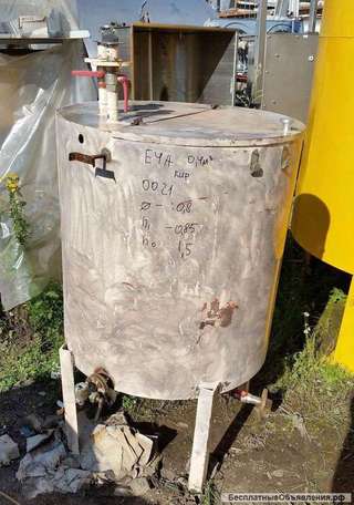 Емкость нержавеющая, объем — 0,4 куб.м., вертикального исполнения, коническое дно