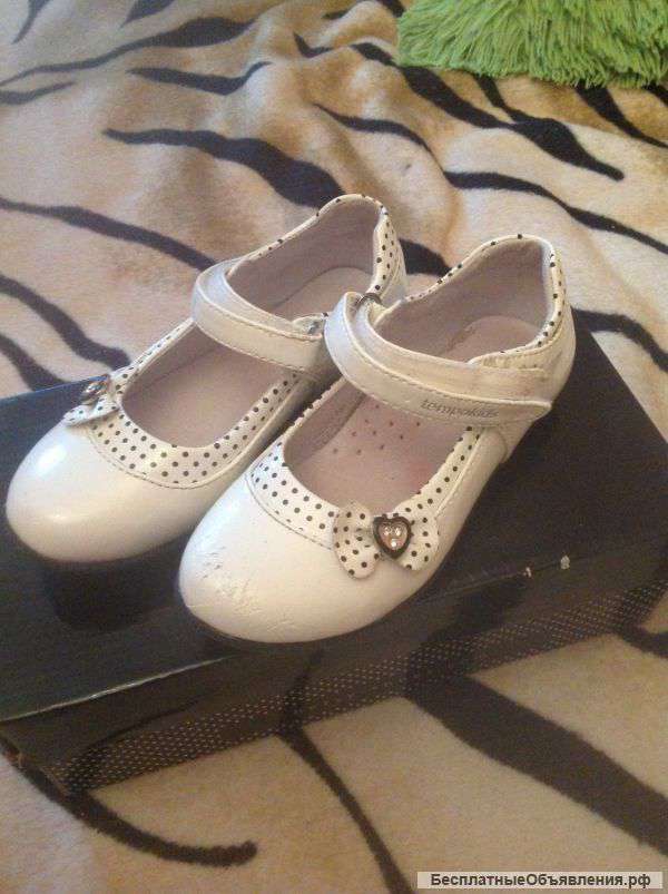 Туфли белые, лаковые на липучке