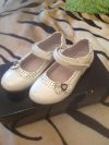 Туфли белые, лаковые на липучке