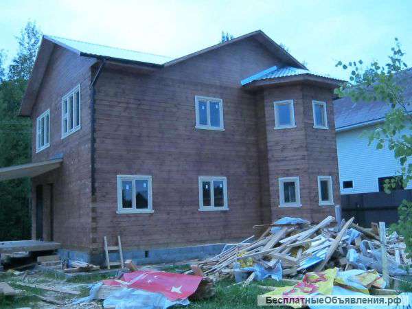 Бригада строителей занимается постройкой домов под ключ