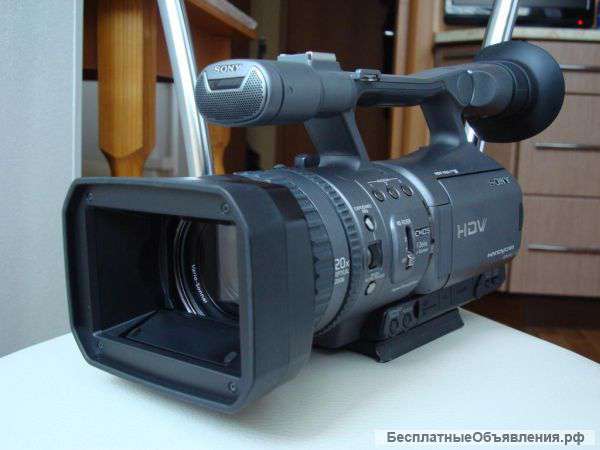 Видеокамеру Sony HDR-FX7E