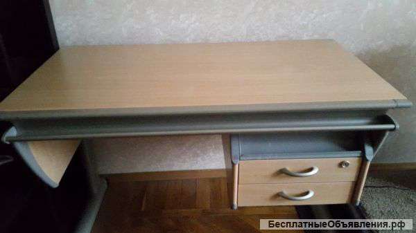 Письменный стол фирмы Молл