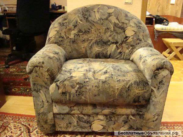Мягкое кресло на колесиках