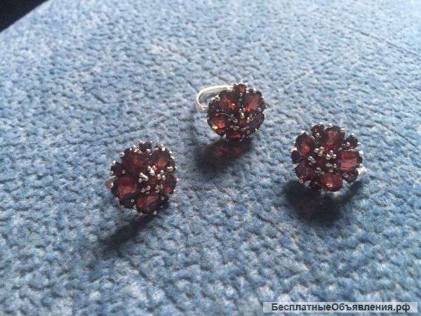 Серебряные серьги и кольцо гранатовые набор Цветы