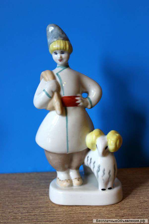 Статуэтка пастушок. Шайбе альсбах фарфор. Фигурка братья корниловы. Фарфоровая статуэтка пастушок. Статуэтка пастушок с овечкой.