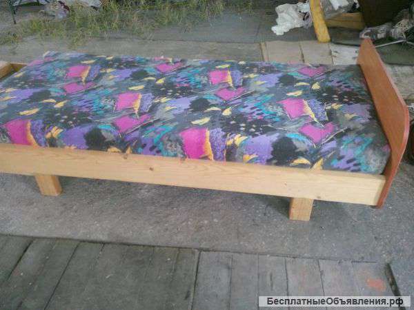 Деревянная кровать с матрасом
