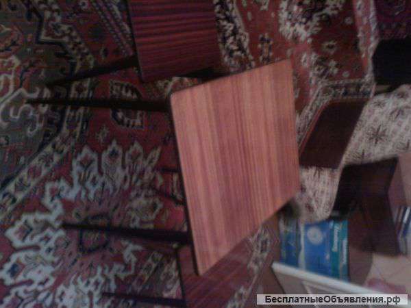 Стол с двумя табуретами